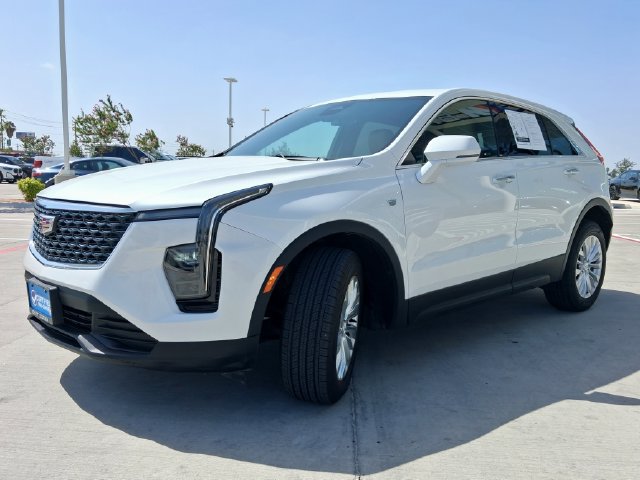 Used 2024 Cadillac XT4 Luxury w/ Cold Weather Package FWD image 2