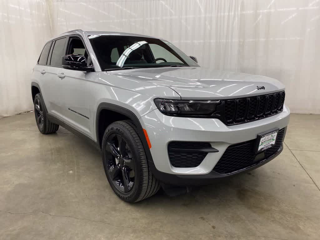 Used 2023 Jeep Grand Cherokee Altitude AWD/4WD image 8