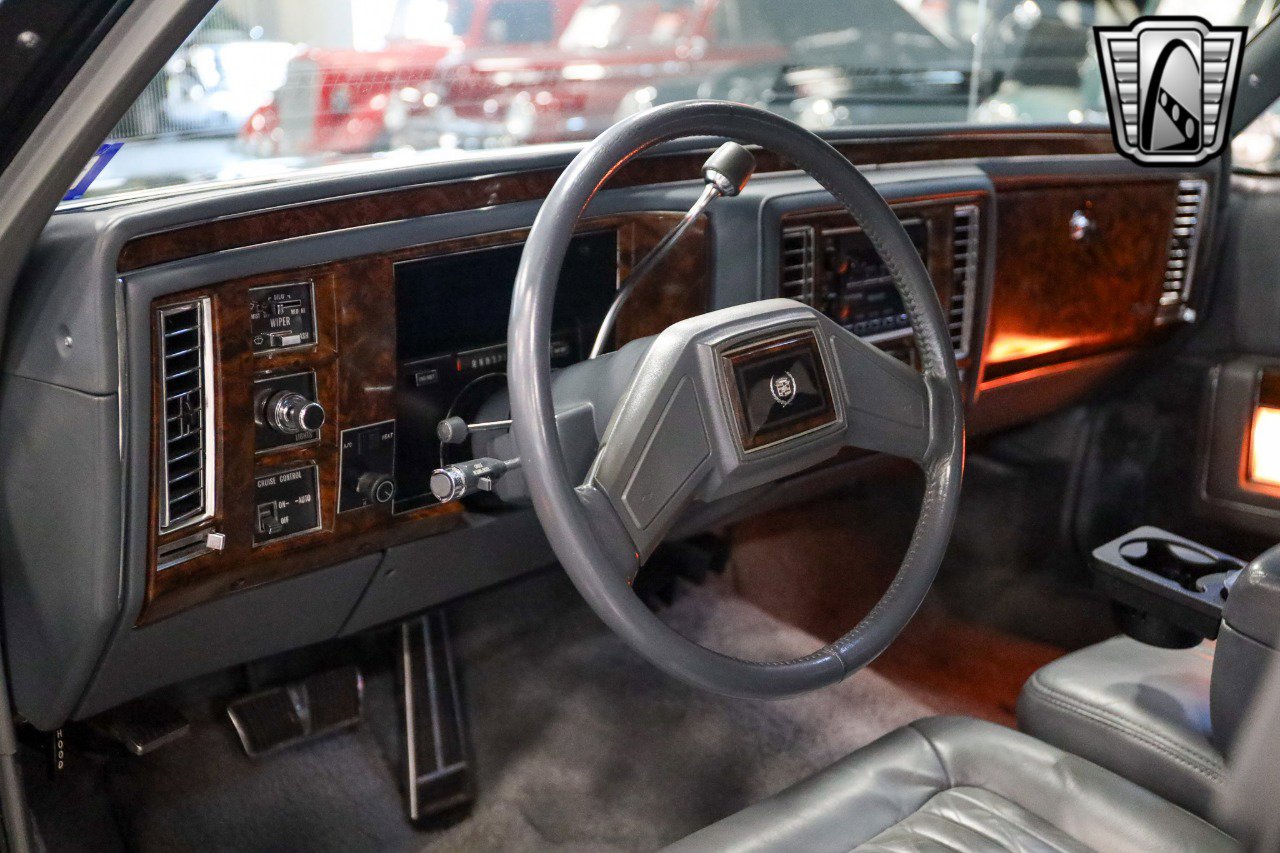 Used 1992 Cadillac Brougham image 17