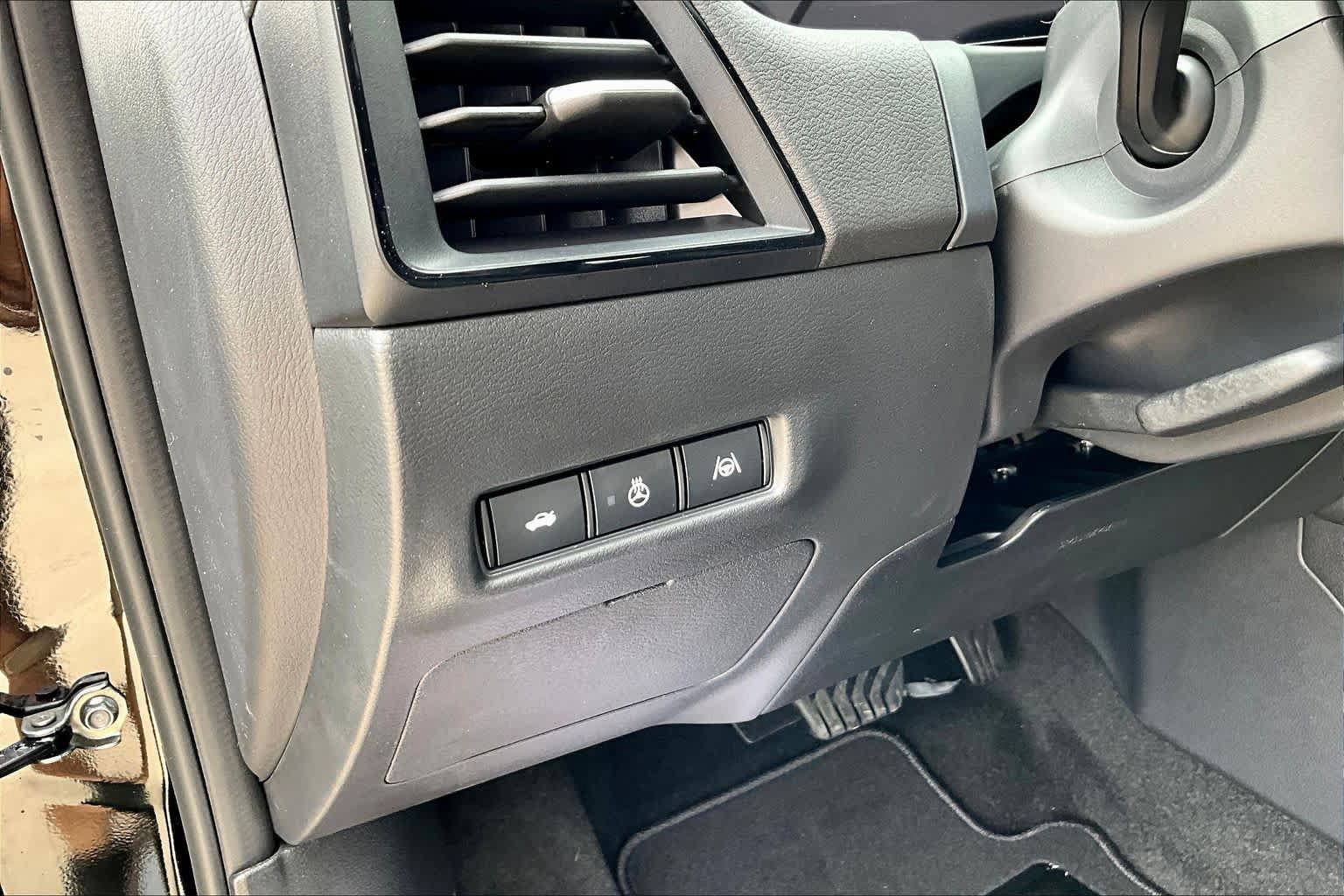New 2026 Nissan Sentra SR FWD image 17