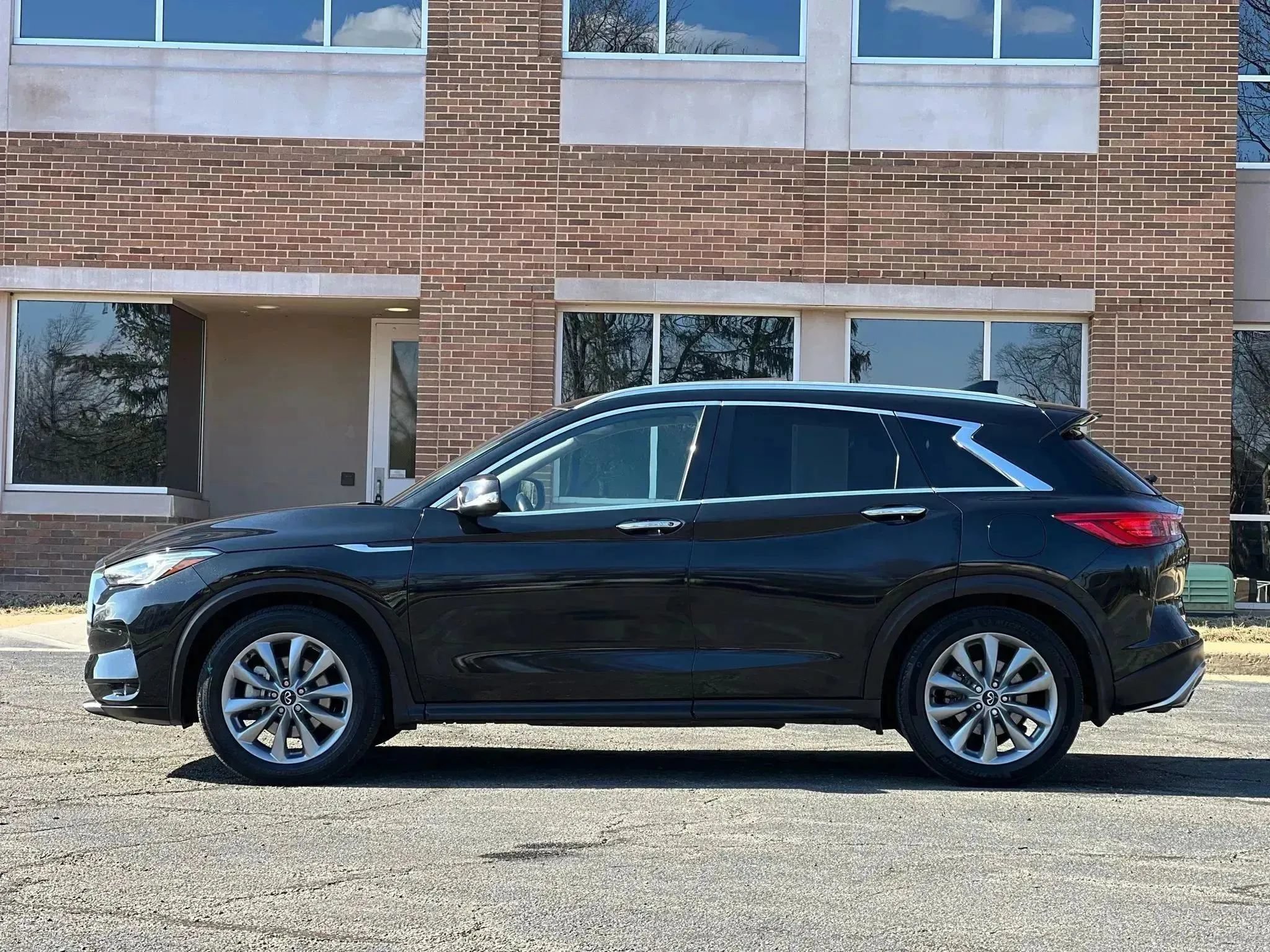 Used 2021 INFINITI QX50 Essential AWD/4WD image 2
