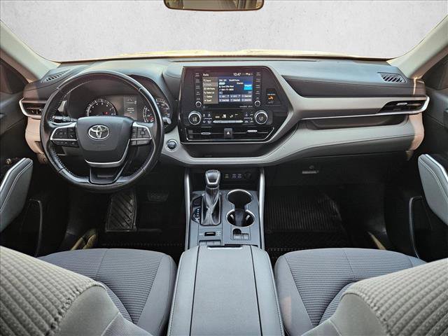 Used 2022 Toyota Highlander LE AWD/4WD image 16