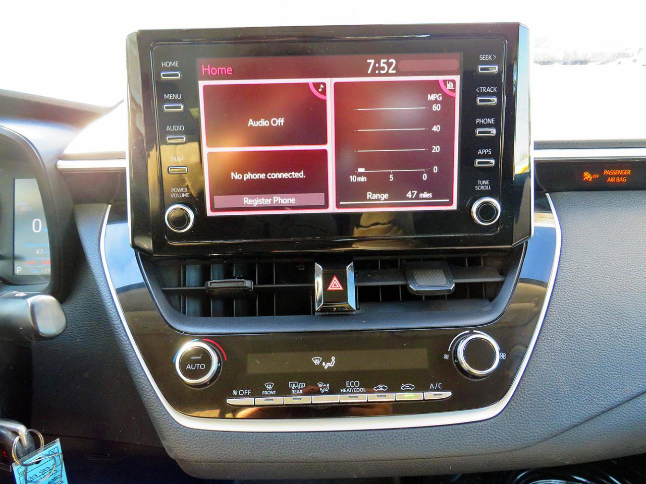 Used 2020 Toyota Corolla LE FWD image 27