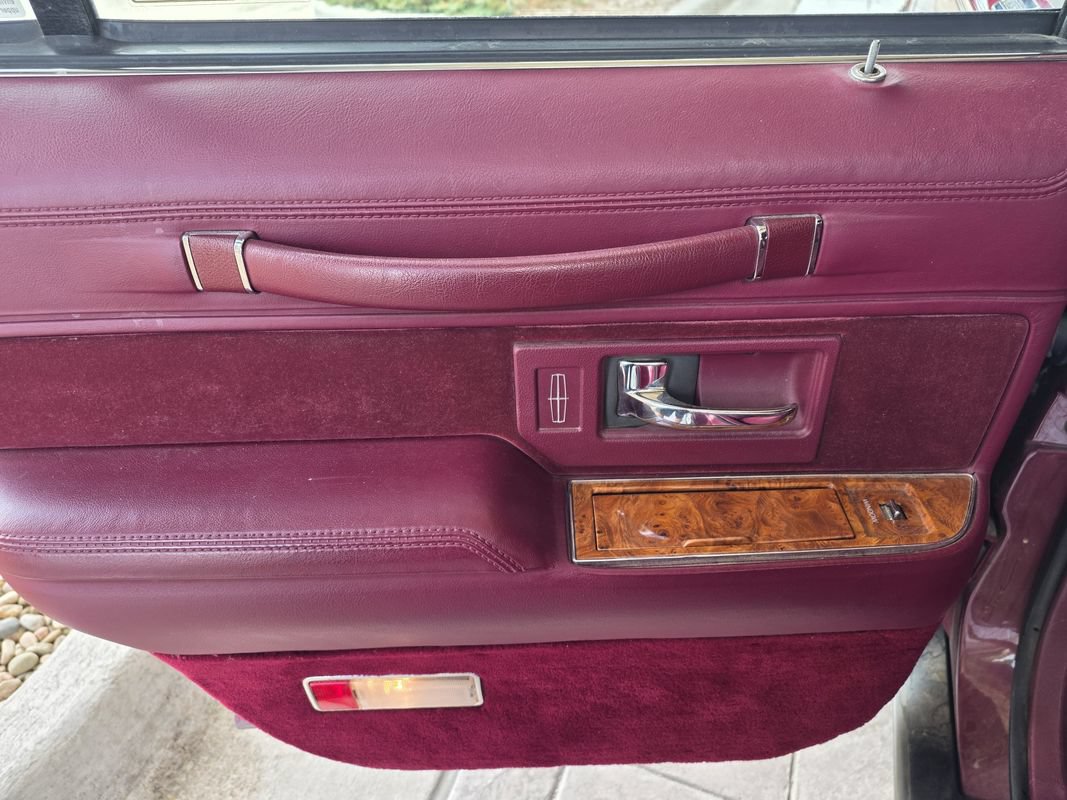 Used 1993 Lincoln Town Car Executive RWD image 15