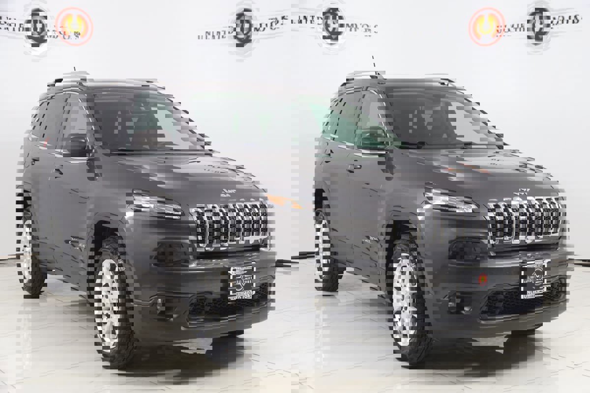 Used 2018 Jeep Cherokee Latitude Plus w/ Cold Weather Group FWD image 18