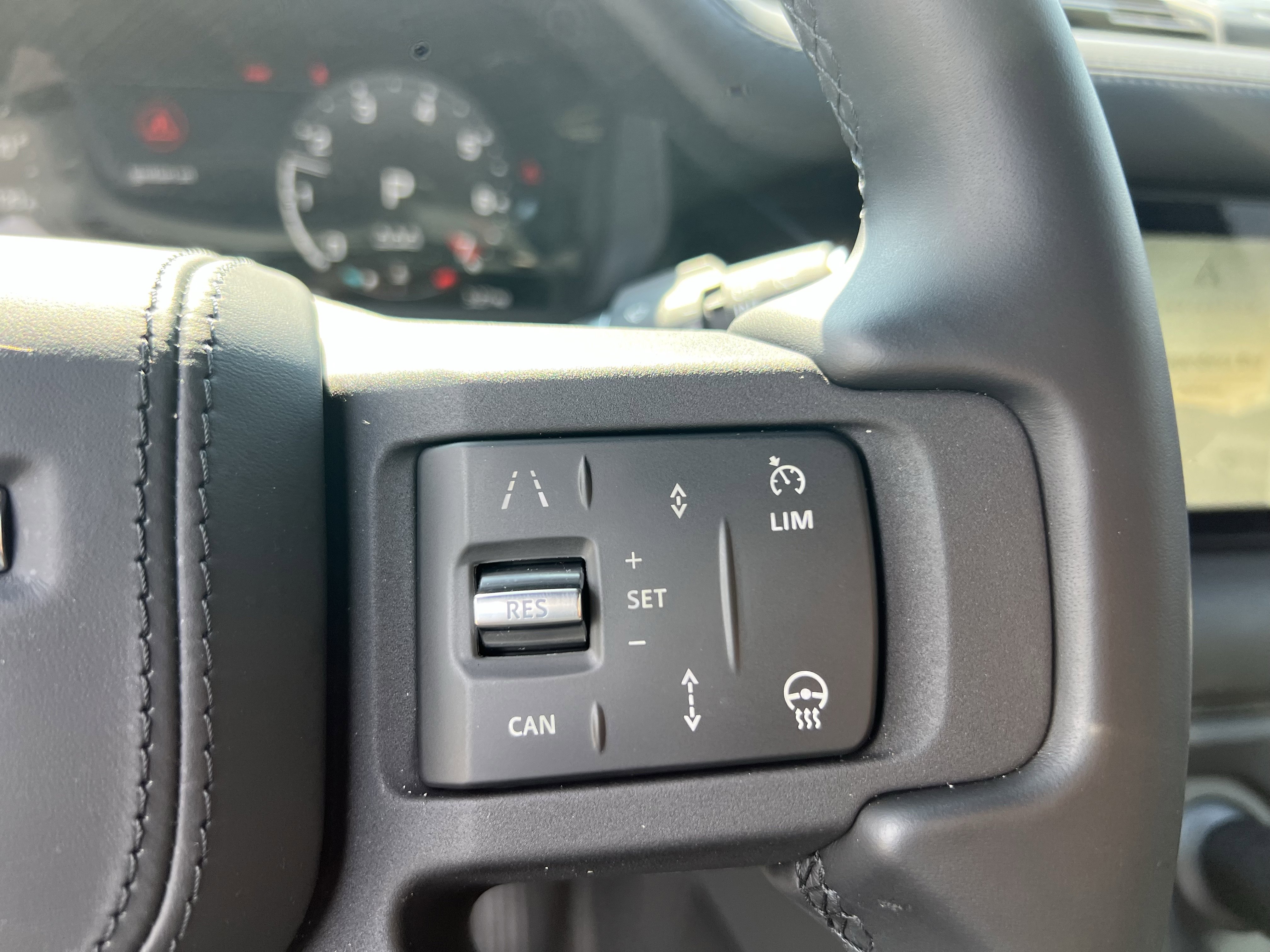 Used 2024 Land Rover Defender 90 X-Dynamic SE image 21