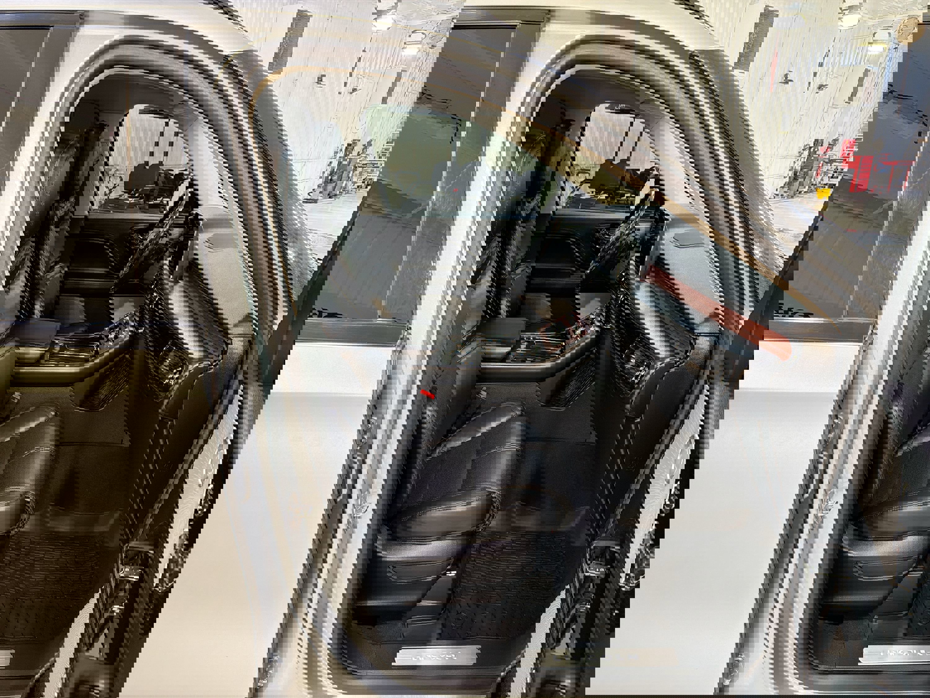 Used 2023 Lincoln Aviator Reserve w/ Equipment Group 201A image 30