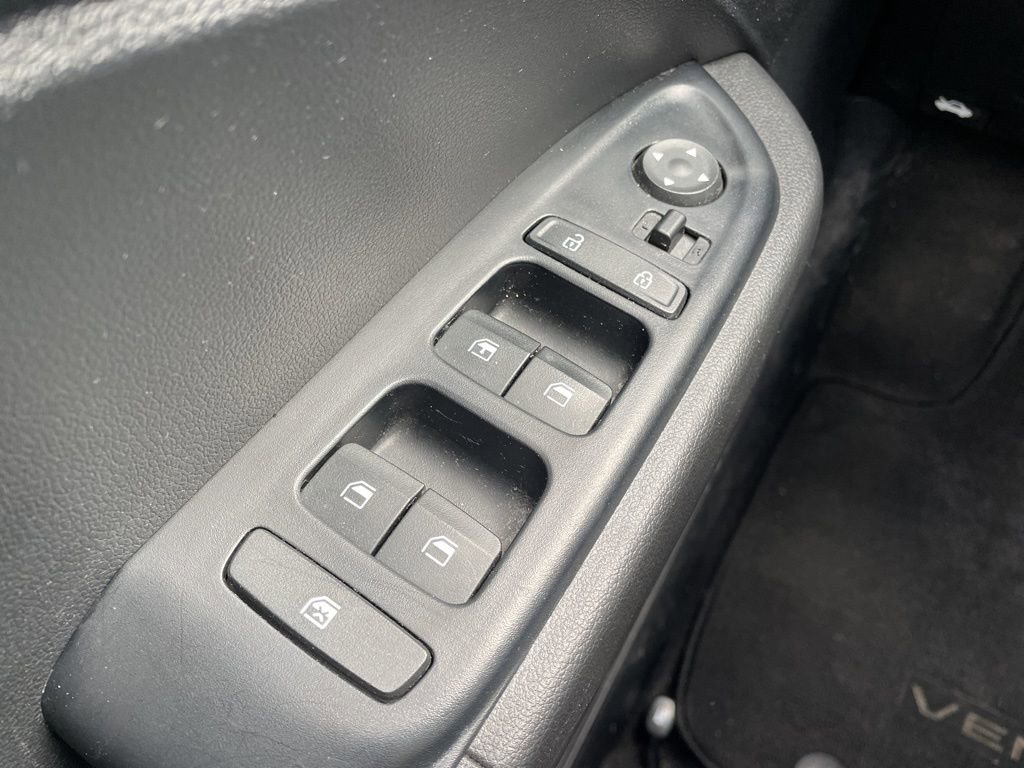 Used 2023 Hyundai Venue SE FWD image 21