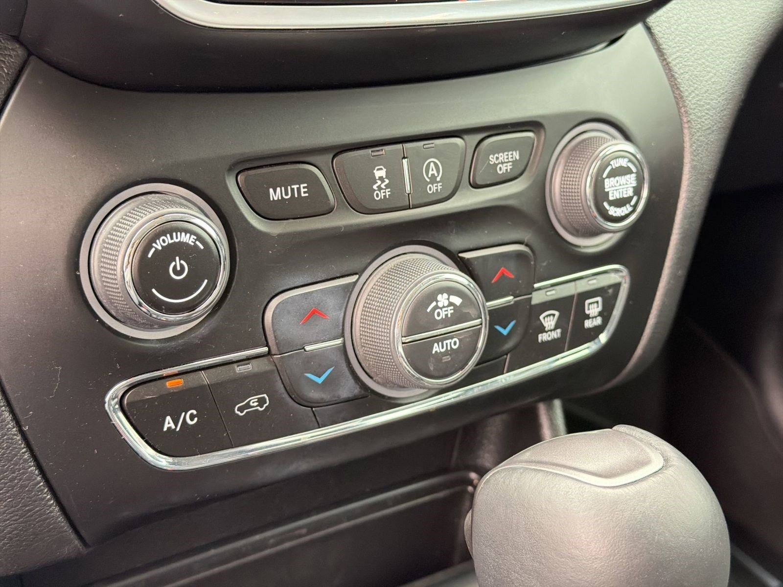 Used 2021 Jeep Cherokee Latitude Lux w/ Comfort/Convenience Group FWD image 18
