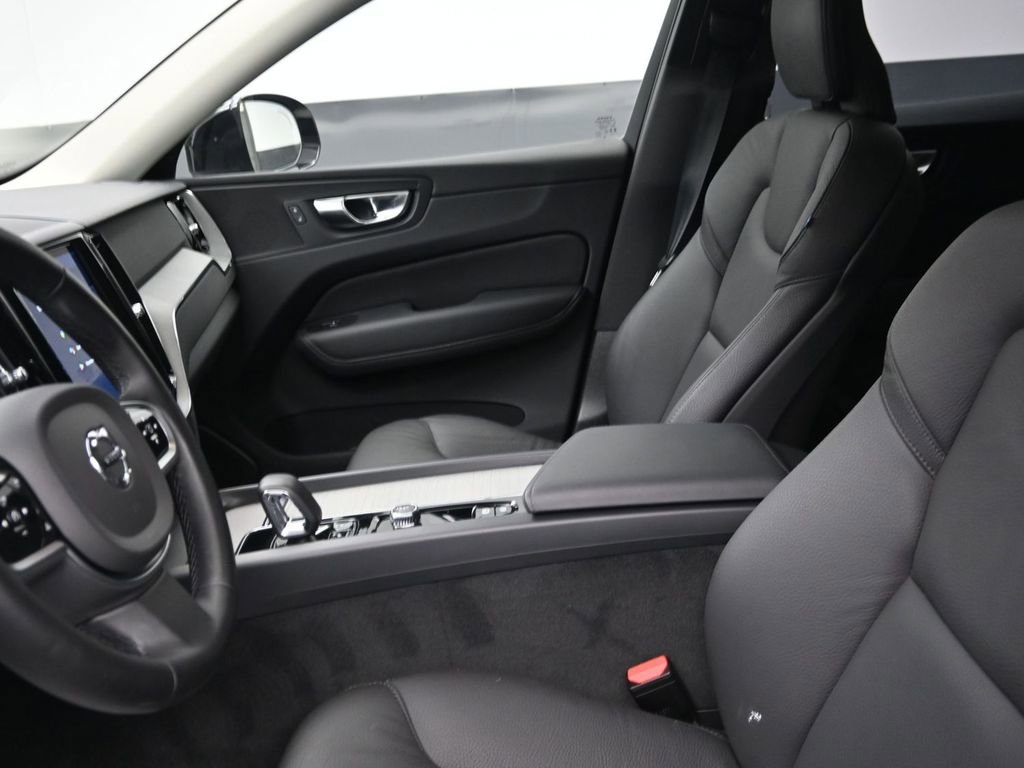 Used 2025 Volvo XC60 B5 Plus image 10