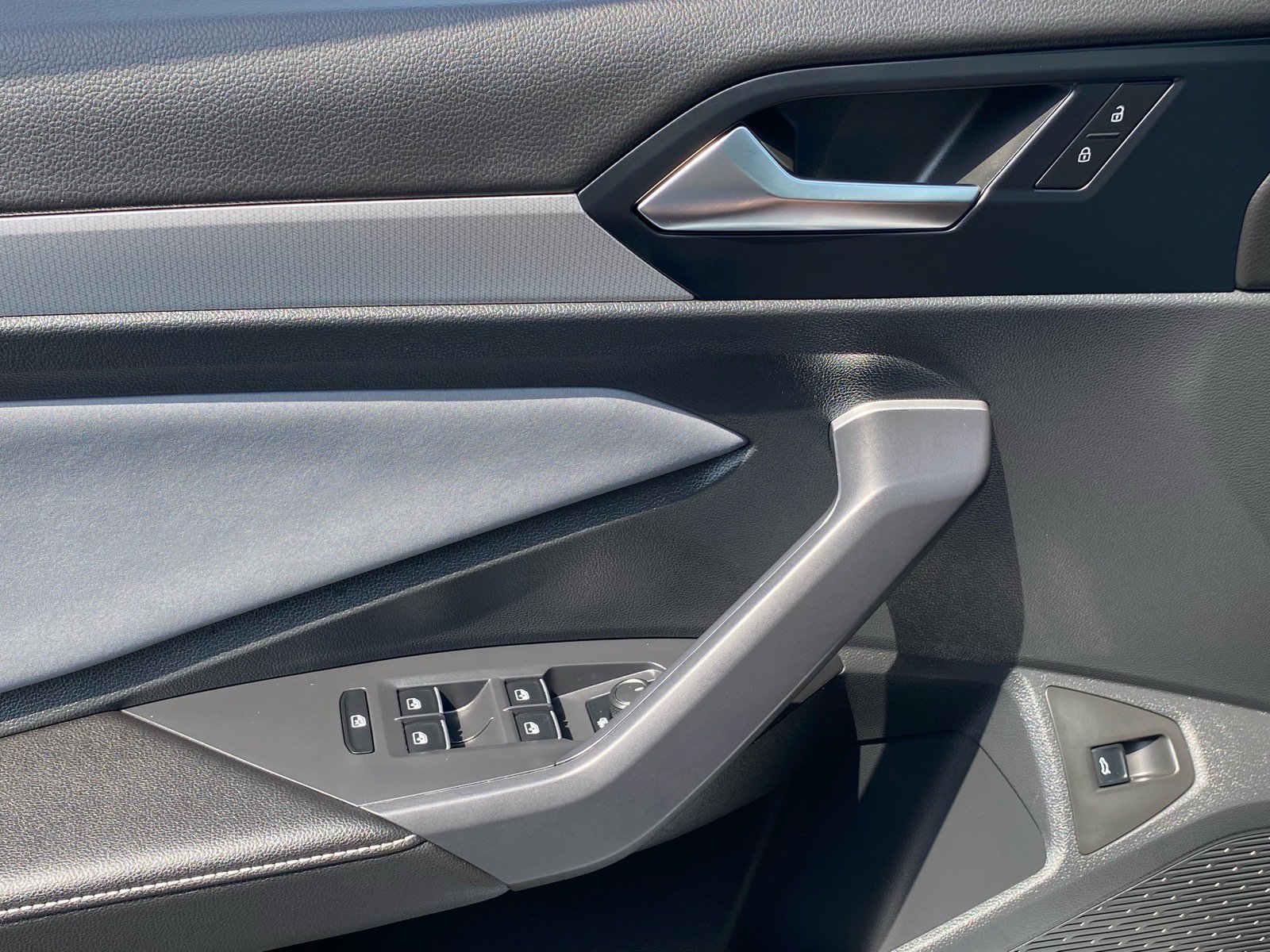 Certified 2025 Volkswagen Jetta SE w/ Sunroof Package FWD image 18