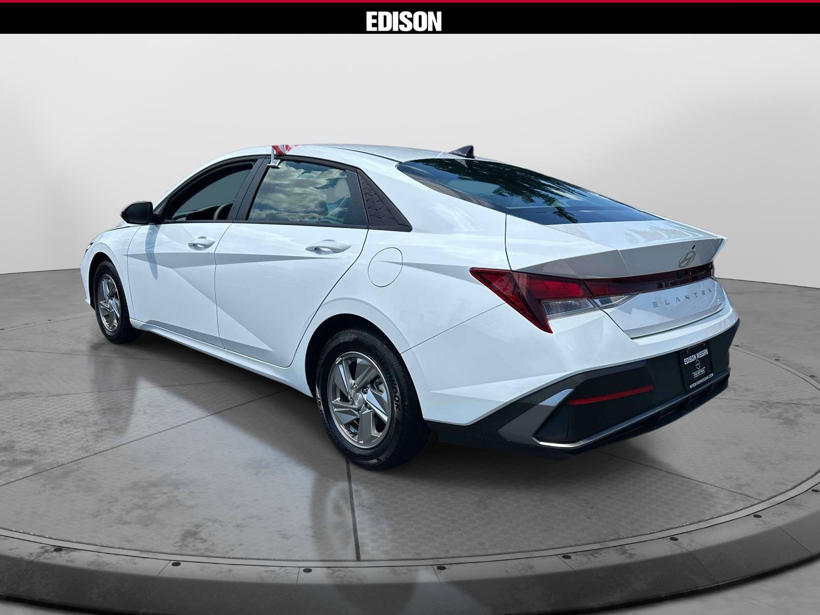 Used 2025 Hyundai Elantra SE FWD image 5