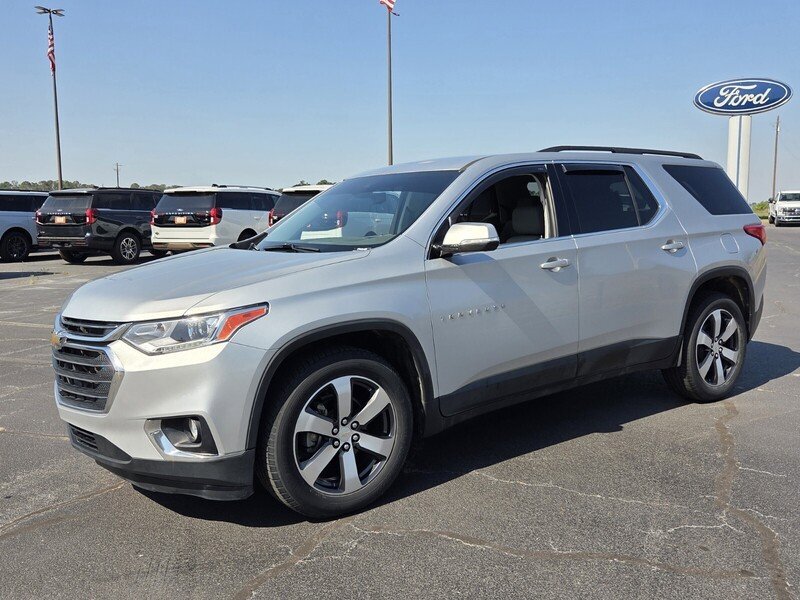 Used 2020 Chevrolet Traverse LT w/ LT Premium Package AWD/4WD image 3