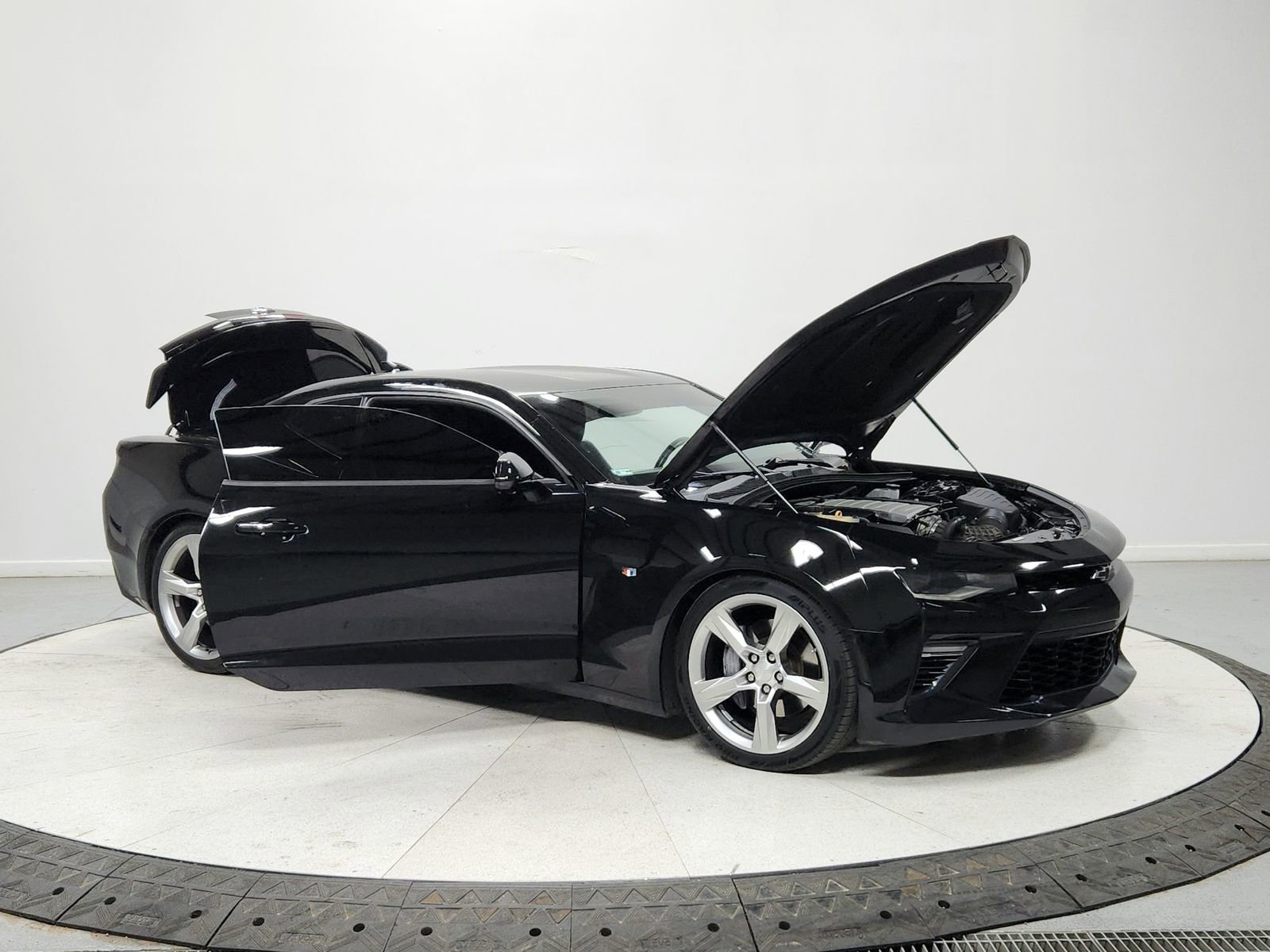 Used 2018 Chevrolet Camaro SS image 9