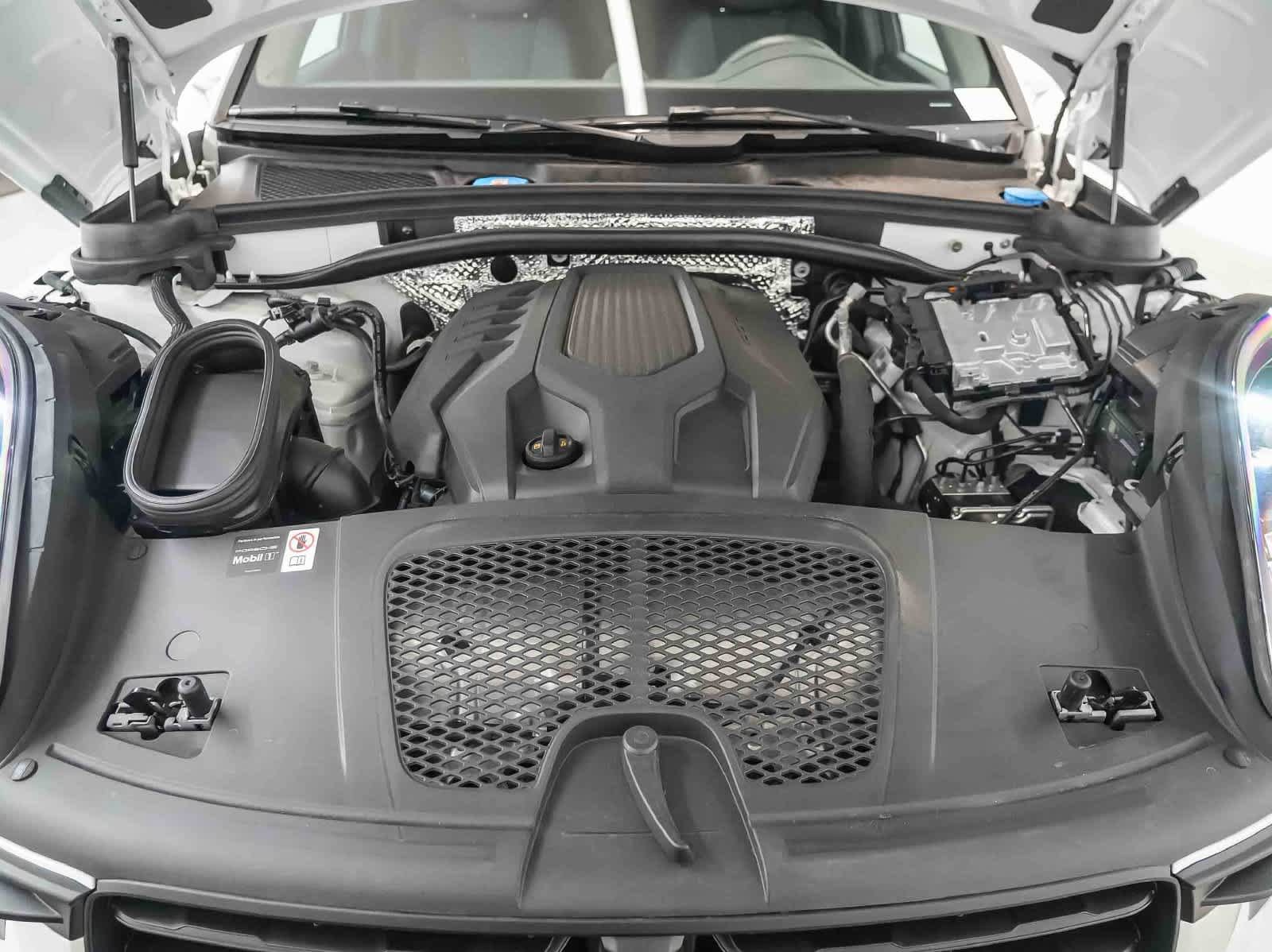 Certified 2026 Porsche Macan AWD/4WD image 28