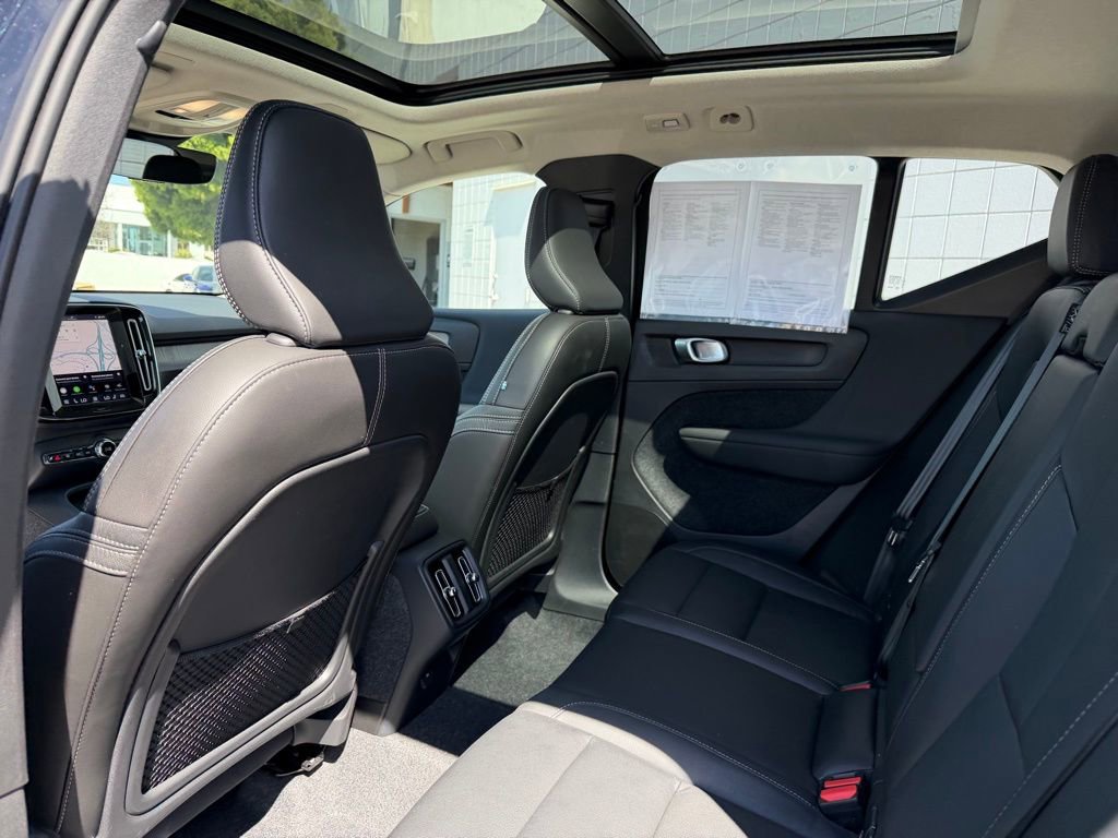 Used 2025 Volvo XC40 B5 Plus image 17