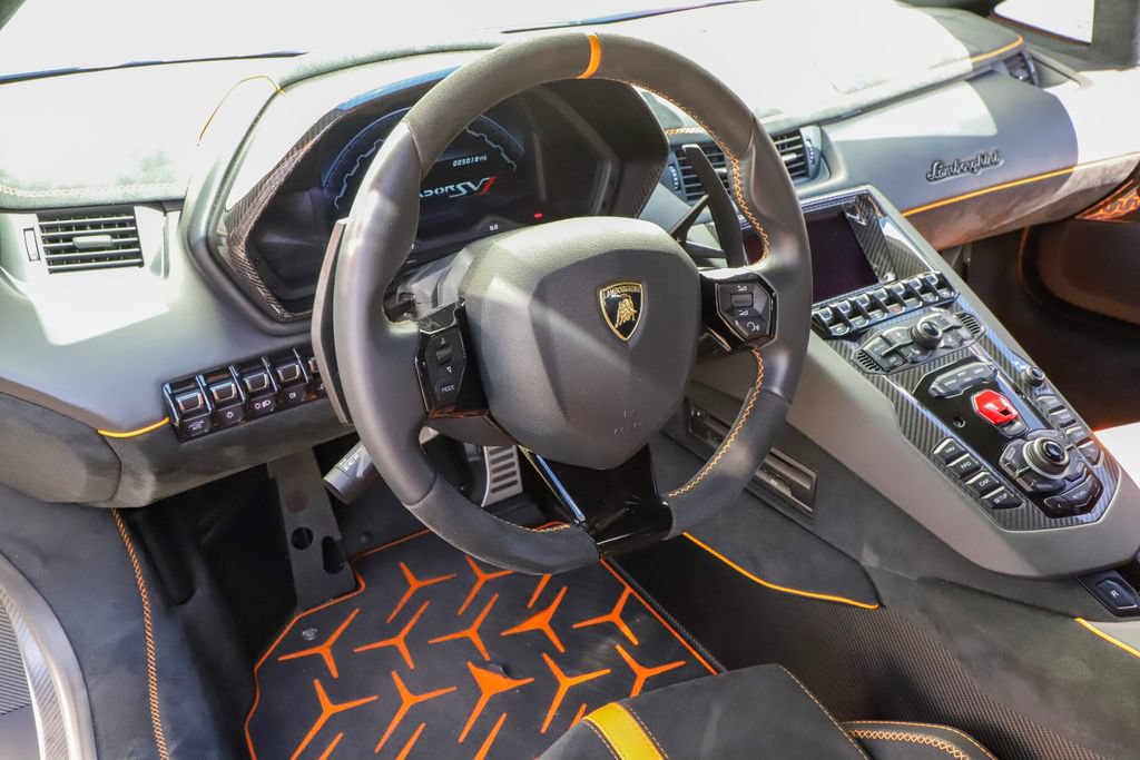 Used 2019 Lamborghini Aventador SVJ AWD/4WD image 2