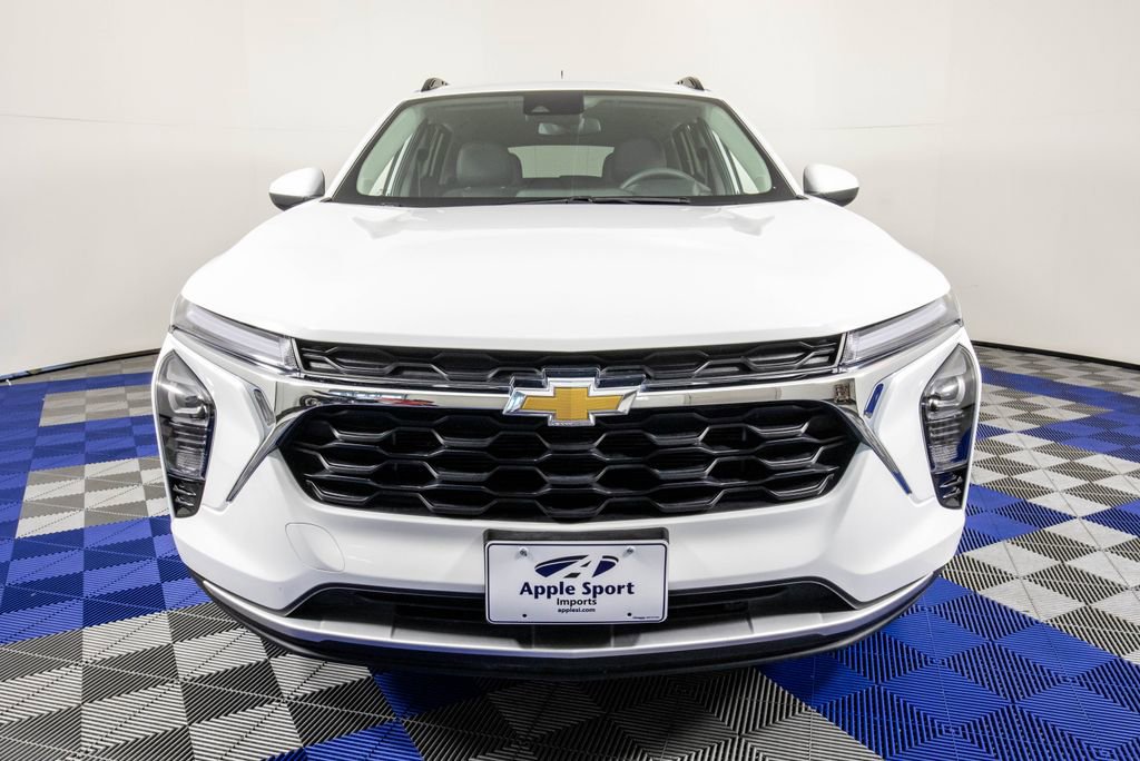 Used 2025 Chevrolet Trax LT image 2