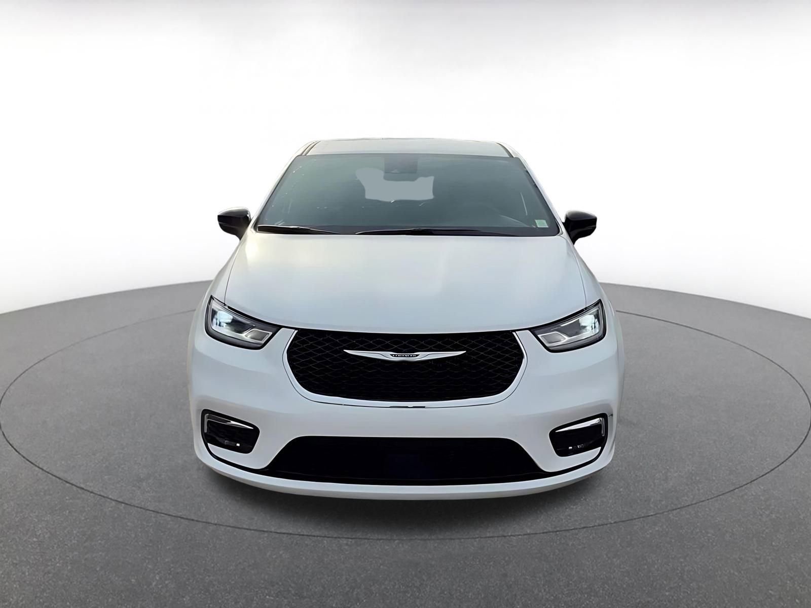 Used 2025 Chrysler Pacifica Select image 4