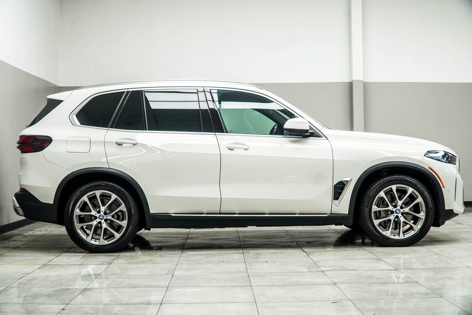 Used 2025 BMW X5 xDrive50e AWD/4WD image 6