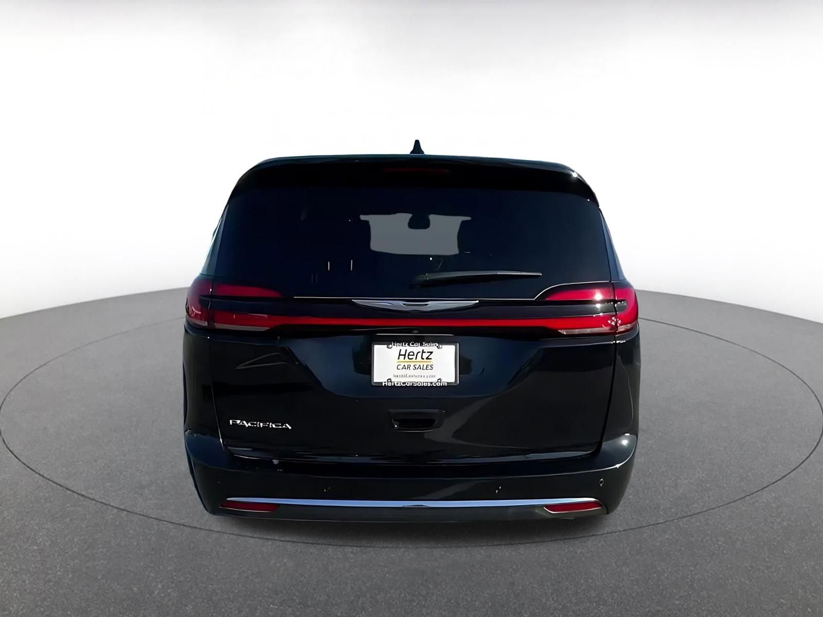 Used 2025 Chrysler Pacifica Select image 11