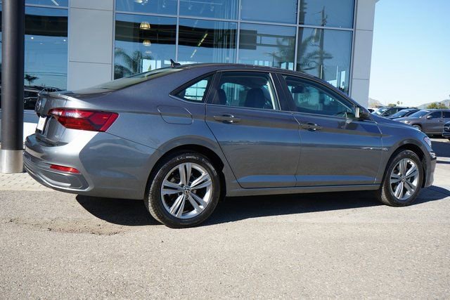 Used 2024 Volkswagen Jetta SE image 9