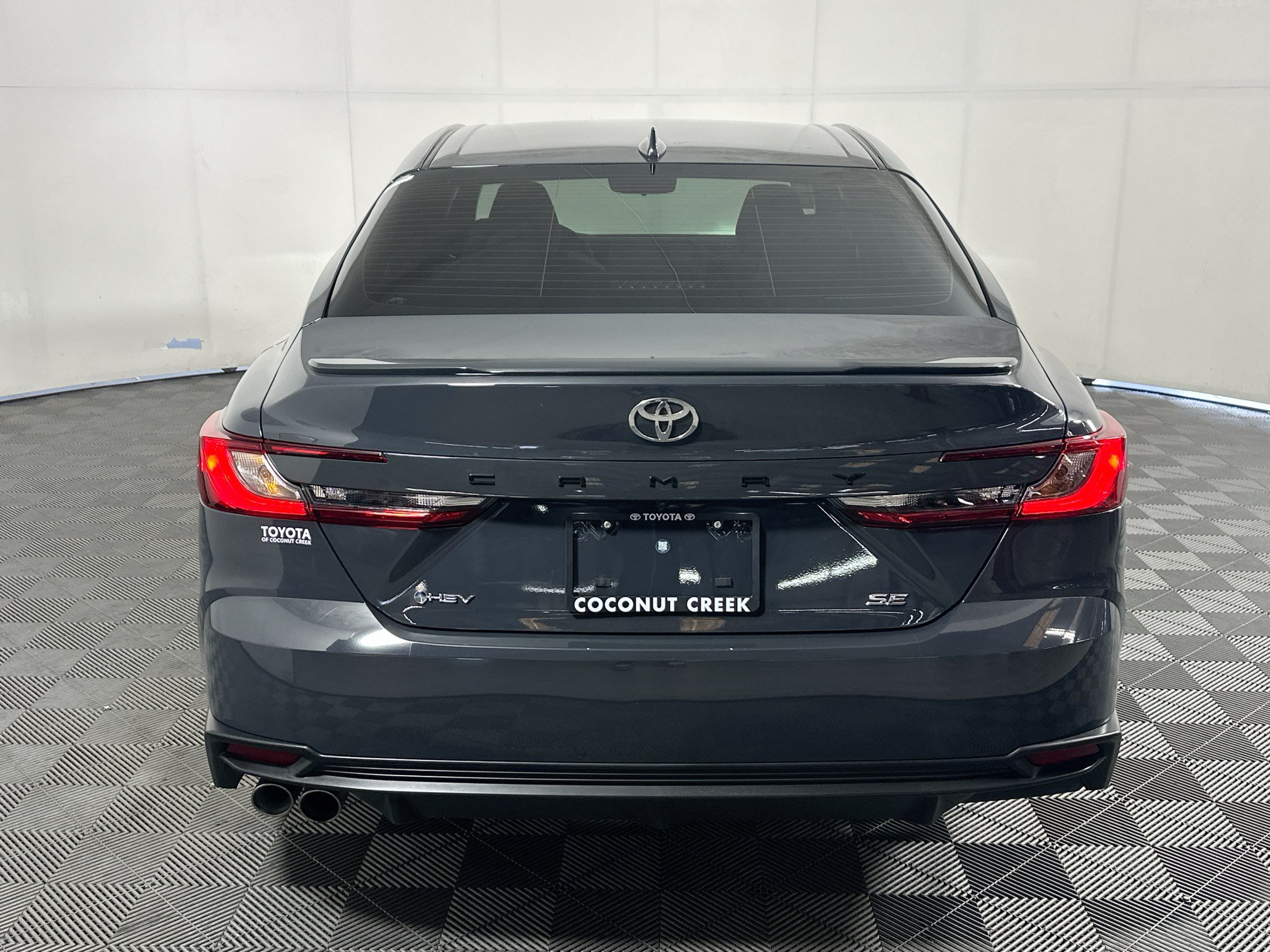 Used 2025 Toyota Camry SE FWD image 4