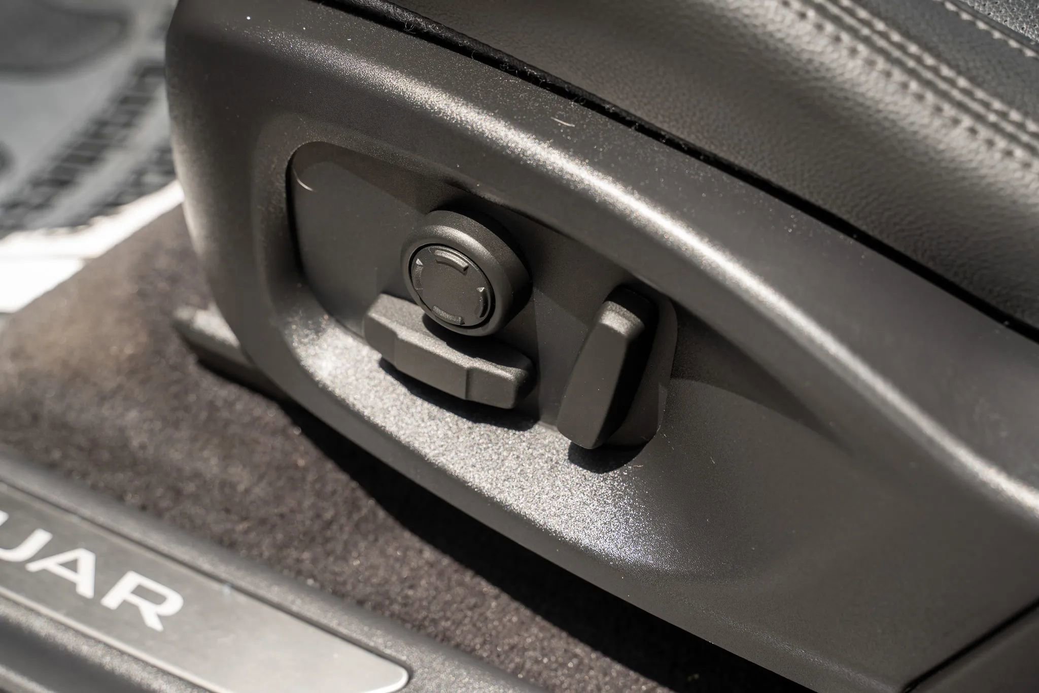 Used 2020 Jaguar E-PACE SE image 16