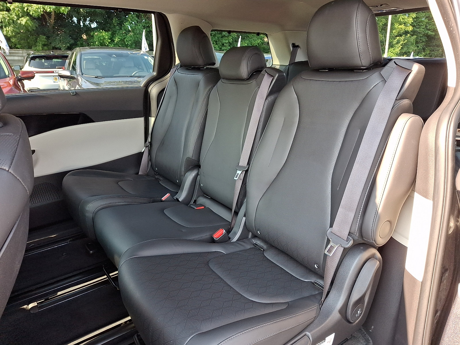 Certified 2022 Kia Carnival EX FWD image 9