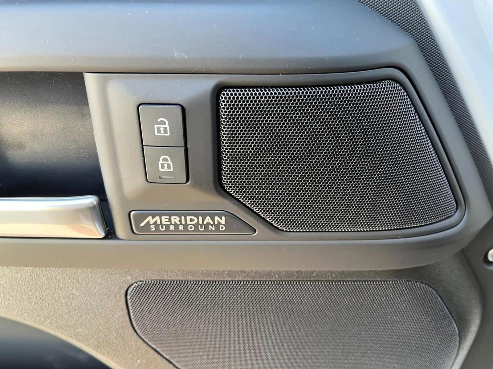 Used 2025 Land Rover Defender 110 X-Dynamic SE image 21