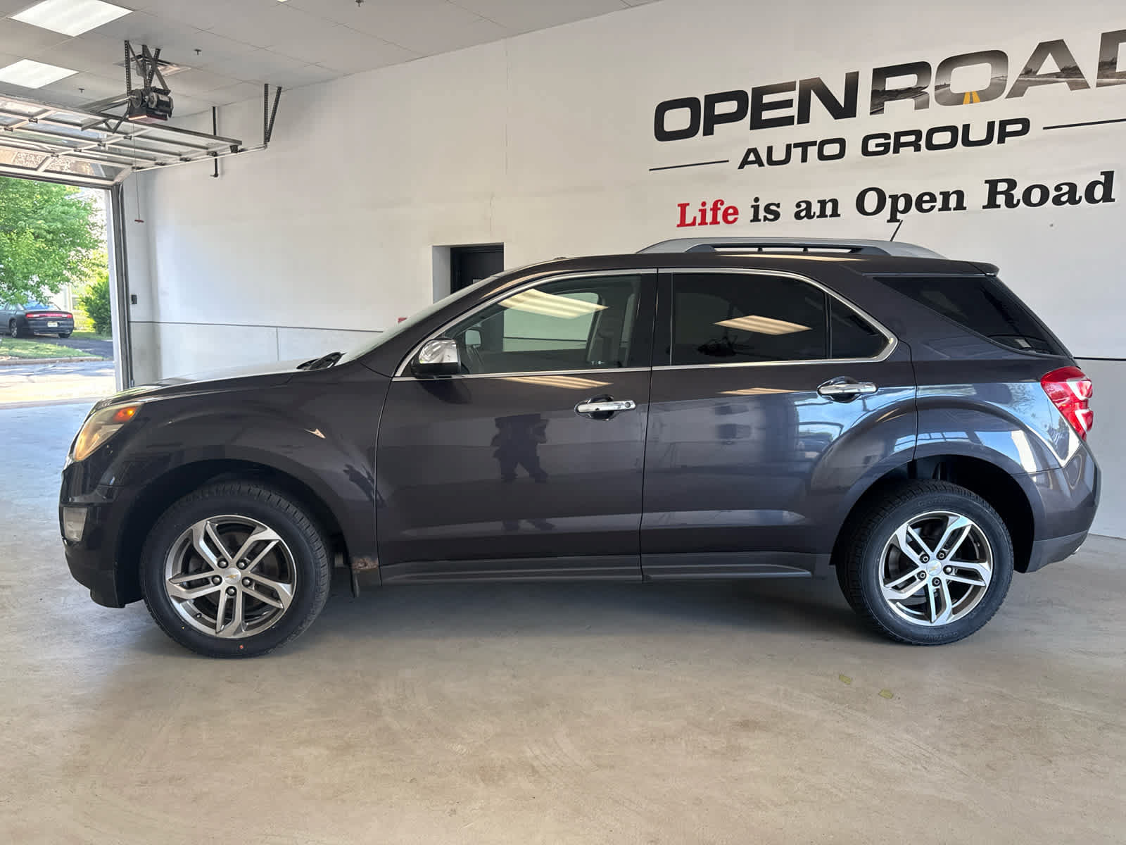Used 2016 Chevrolet Equinox LTZ w/ Enhanced Convenience Package AWD/4WD image 4