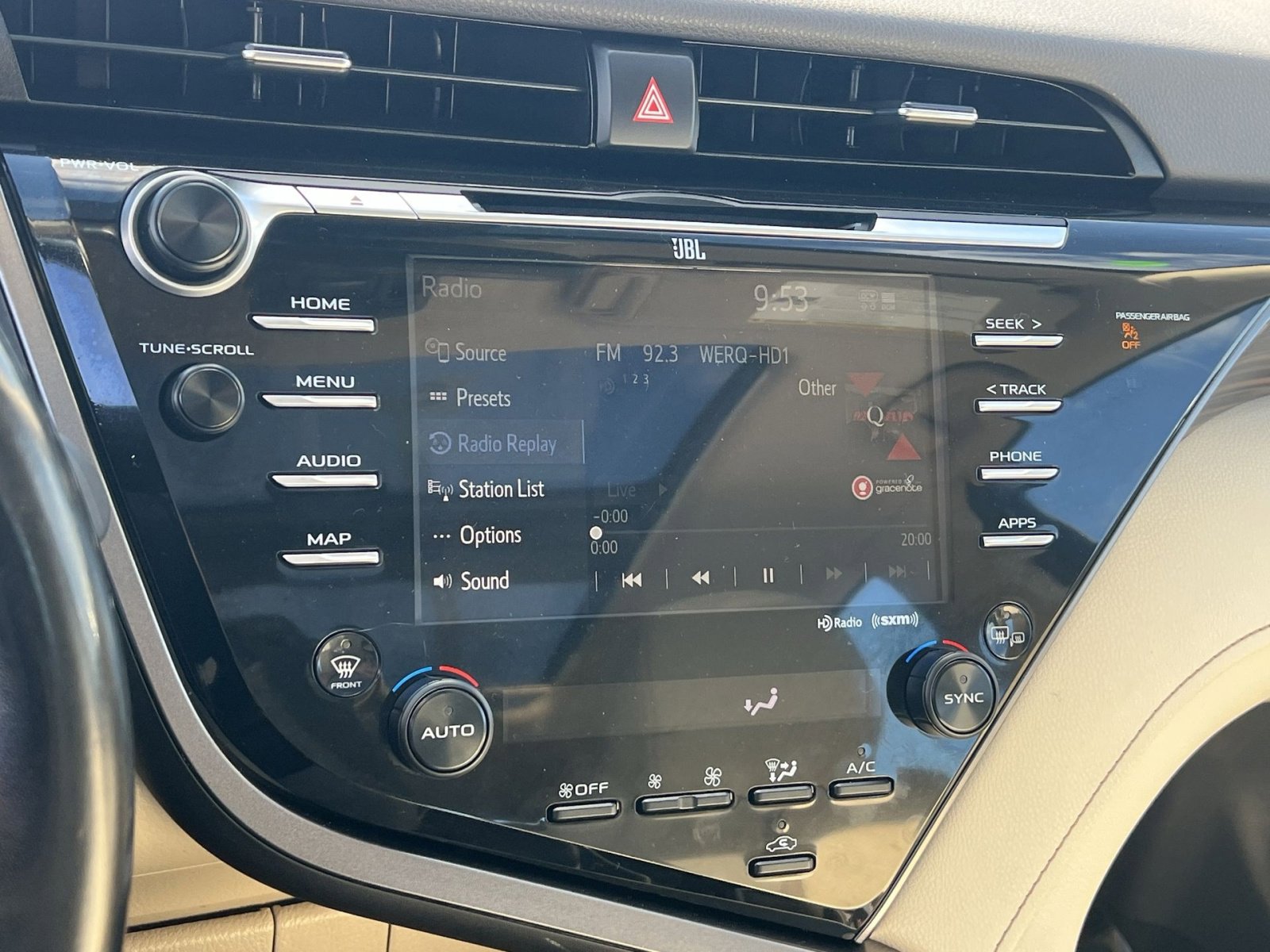 Used 2020 Toyota Camry XLE image 18