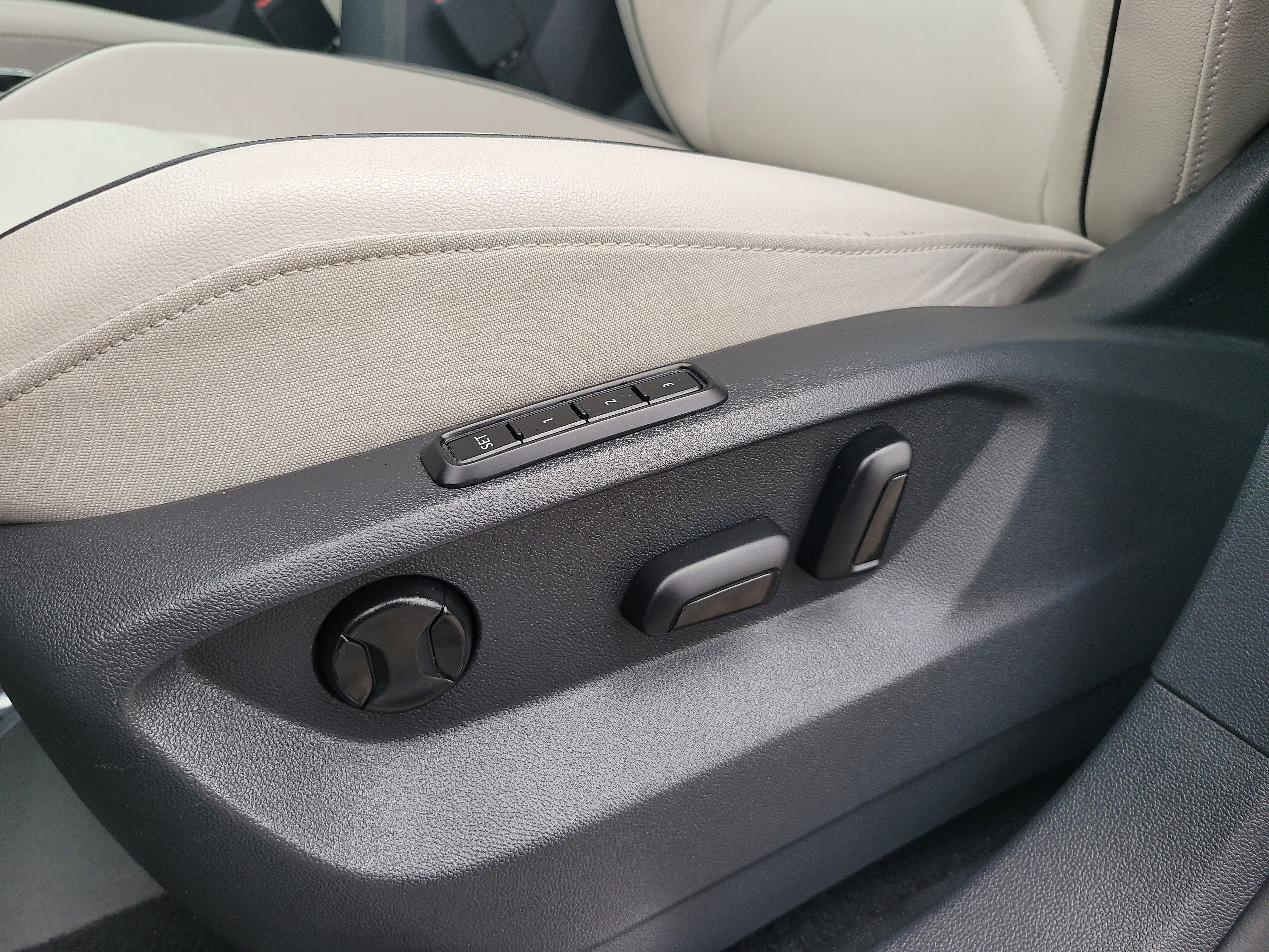 Used 2020 Volkswagen Tiguan SEL Premium R-Line w/ 3rd Row Seat Package AWD/4WD image 18