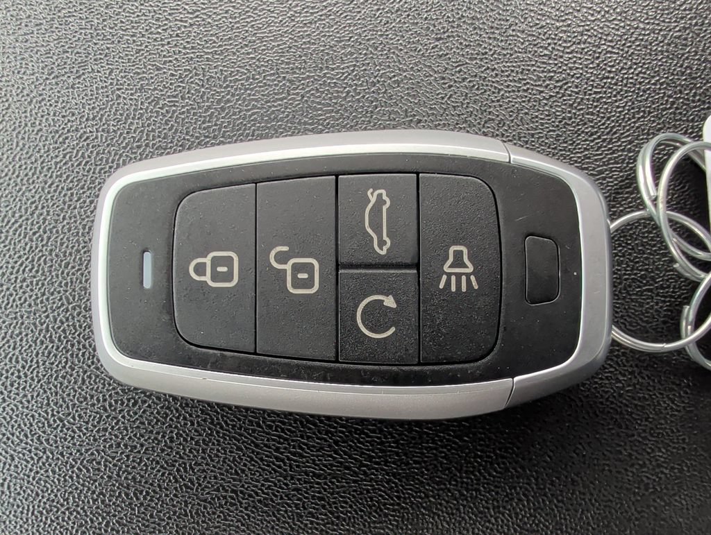 Used 2018 Ford Taurus Limited FWD image 19