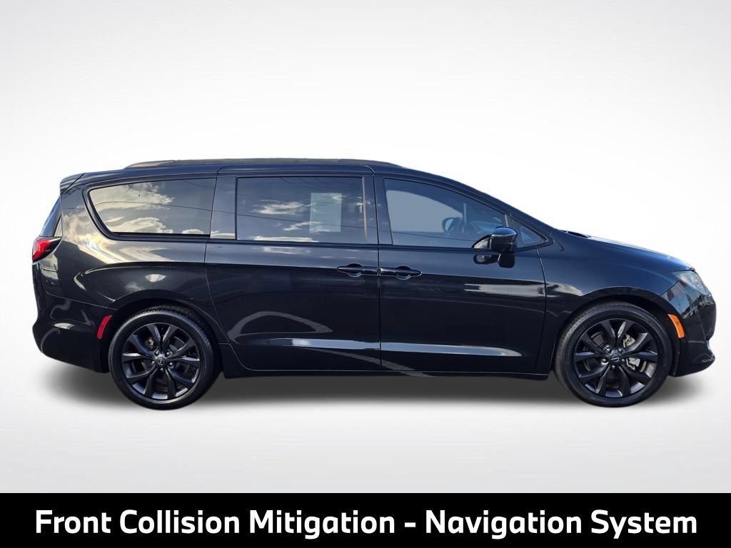 Used 2019 Chrysler Pacifica Touring-L Plus w/ Advanced Safetytec Group FWD image 8