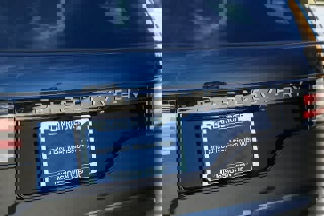 New 2025 Land Rover Discovery Dynamic SE image 8