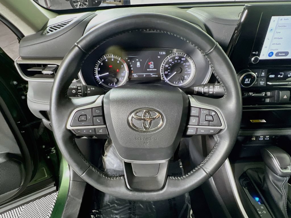 Used 2023 Toyota Highlander XLE AWD/4WD image 10
