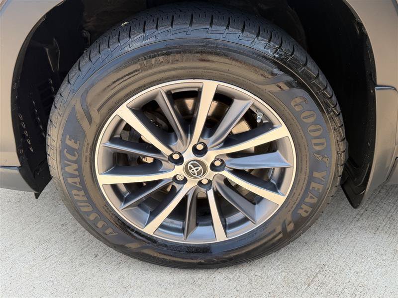 Used 2019 Toyota Highlander XLE AWD/4WD image 27