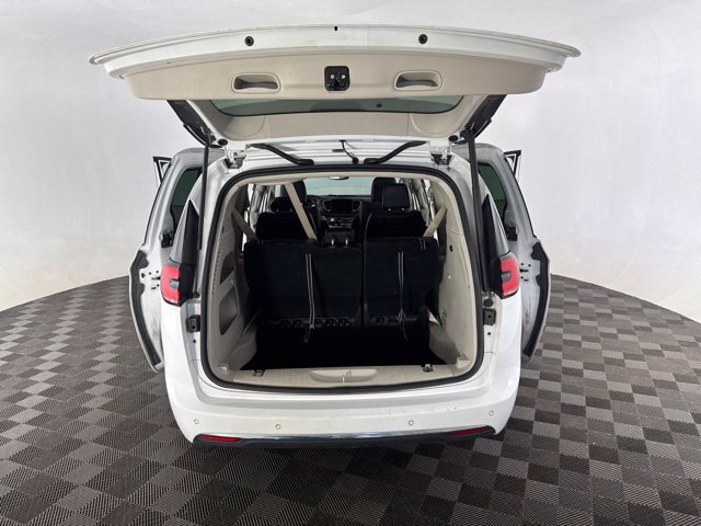Used 2023 Chrysler Pacifica Touring-L FWD image 18