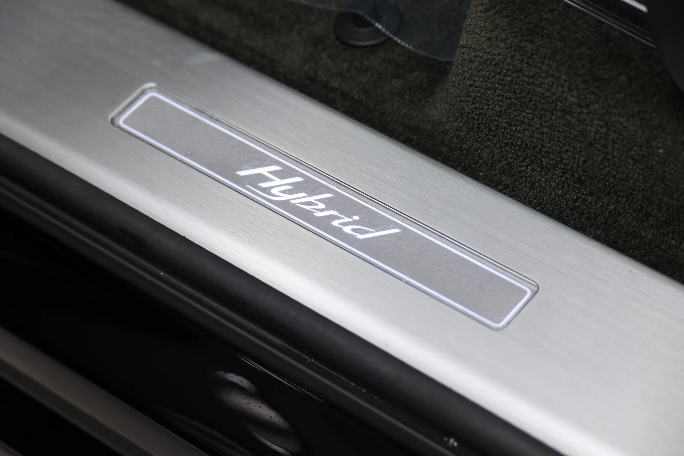 Used 2020 Bentley Bentayga Plug-In Hybrid AWD/4WD image 17