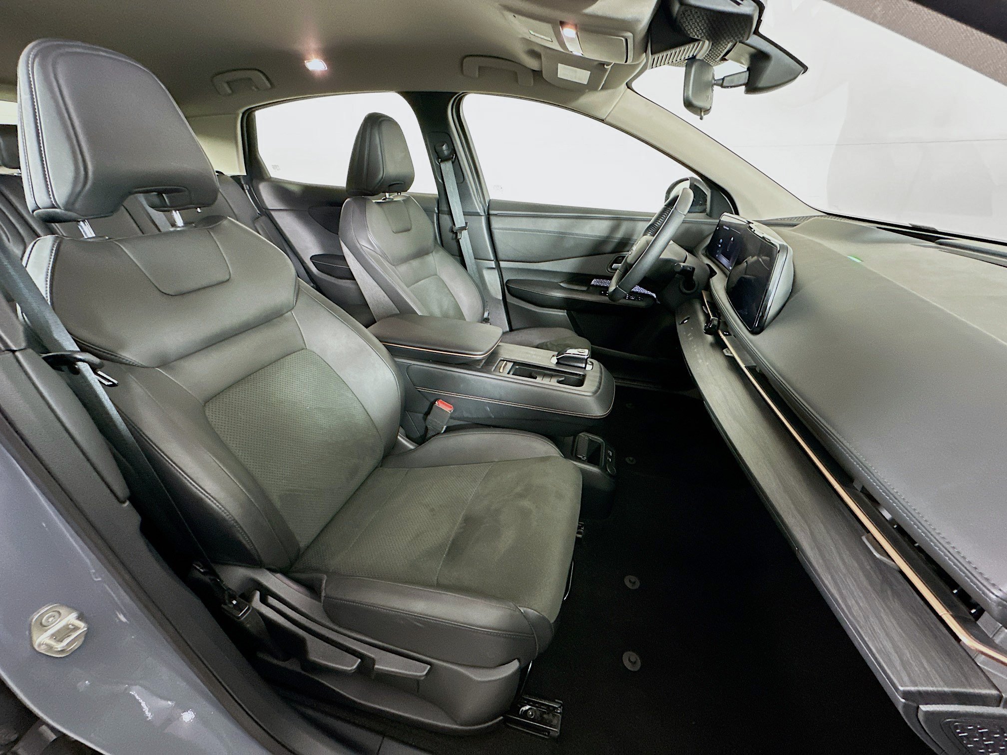 Used 2024 Nissan Ariya AWD image 30