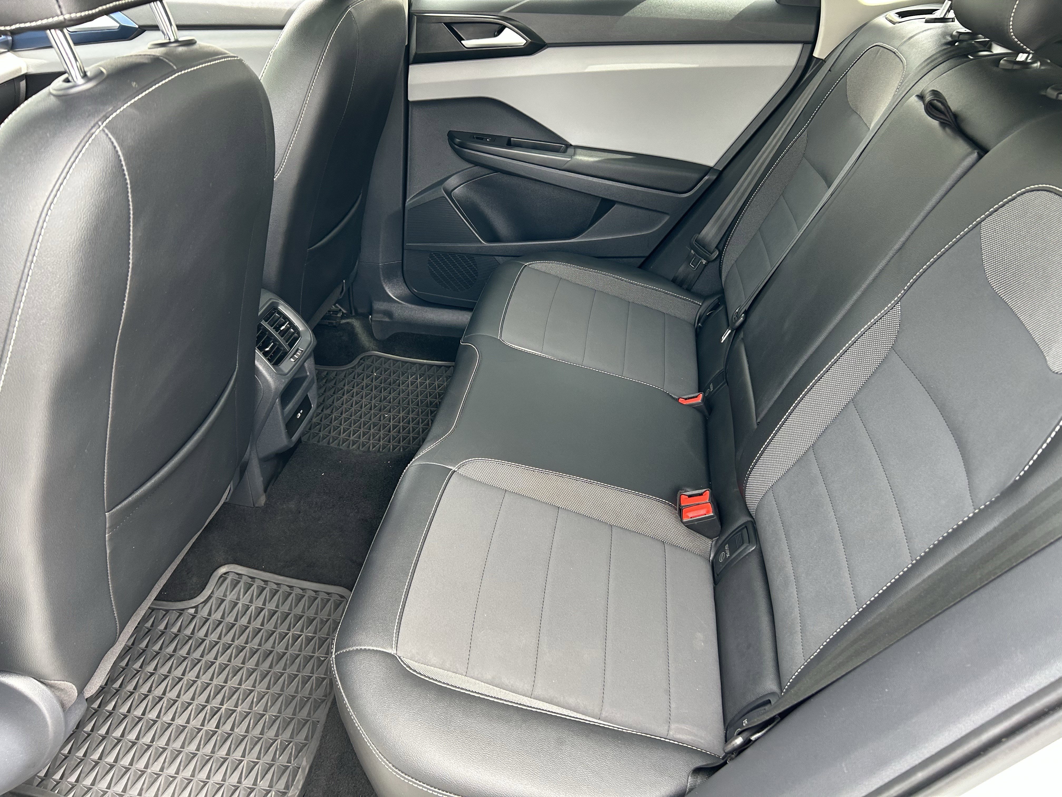 Used 2023 Volkswagen Taos SE w/ Panoramic Sunroof Package image 15