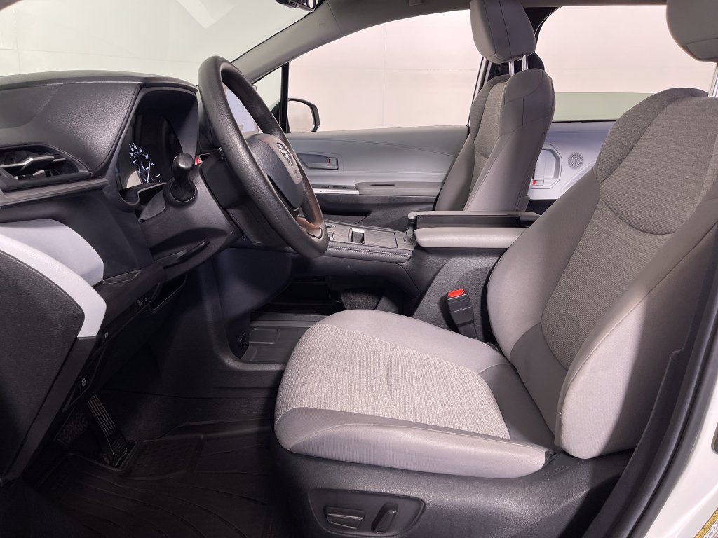 Certified 2026 Toyota Sienna LE FWD image 12