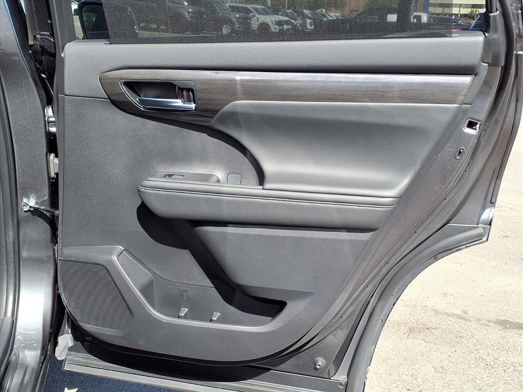 Used 2025 Toyota Highlander Platinum image 14