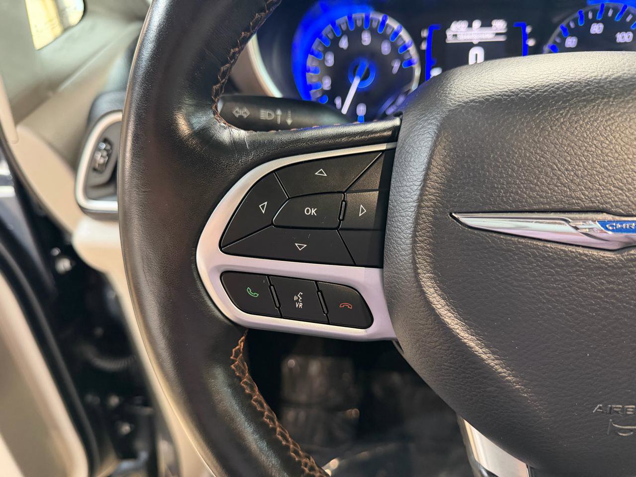 Used 2019 Chrysler Pacifica Touring-L image 39