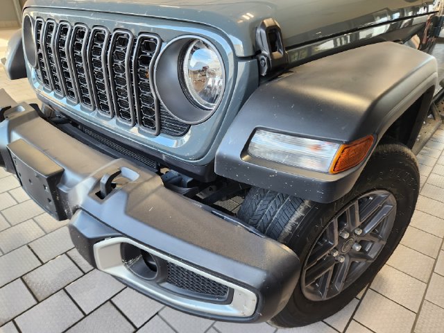 Used 2025 Jeep Gladiator Sport AWD/4WD image 8