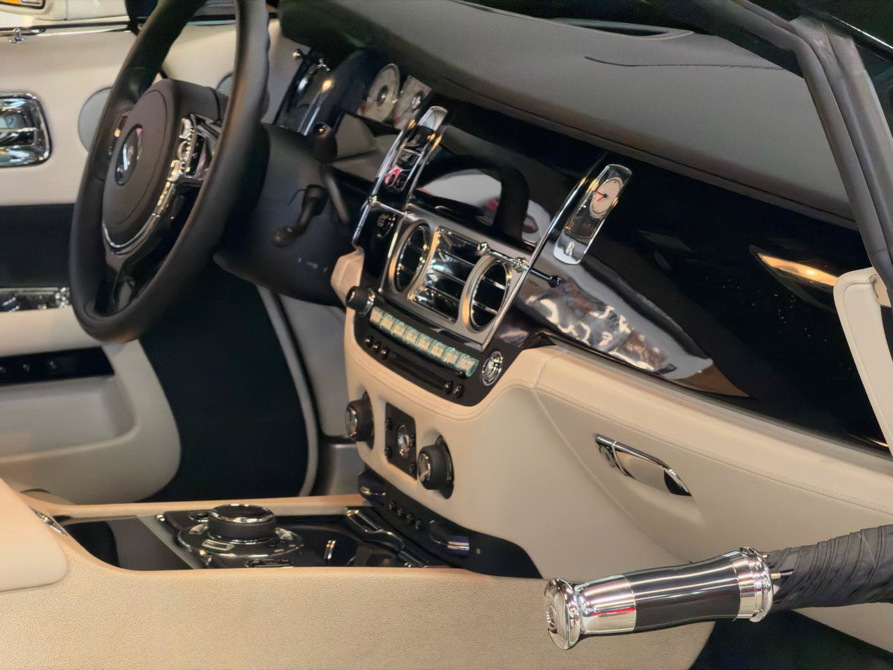 Used 2016 Rolls-Royce Wraith RWD image 19