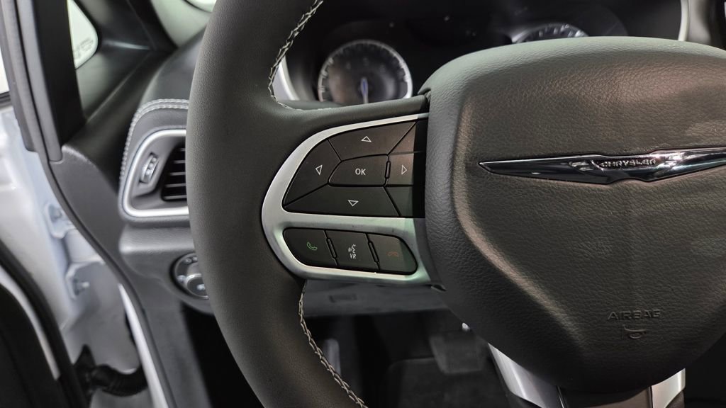 Used 2026 Chrysler Pacifica Select image 18