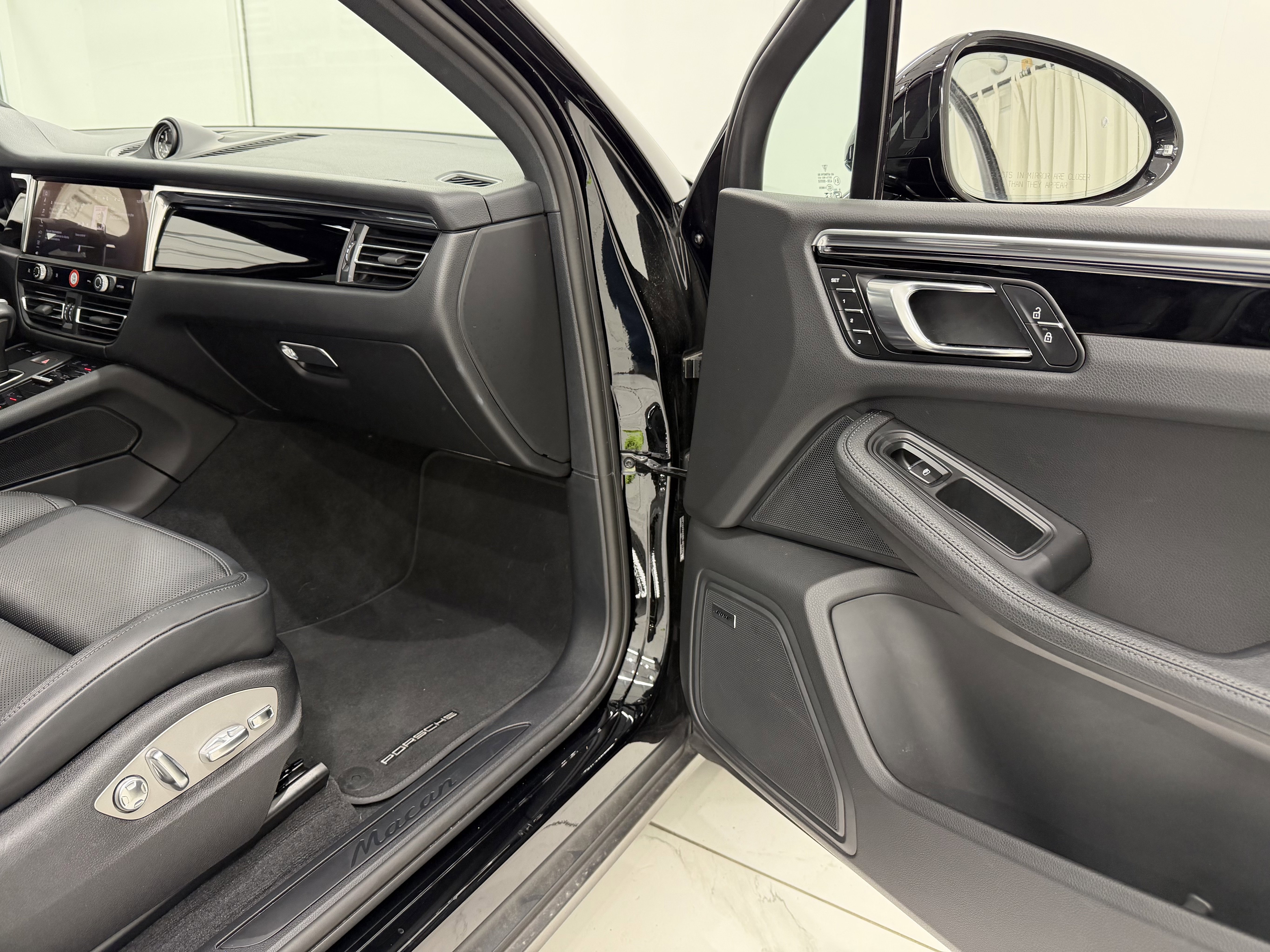 Certified 2025 Porsche Macan image 22