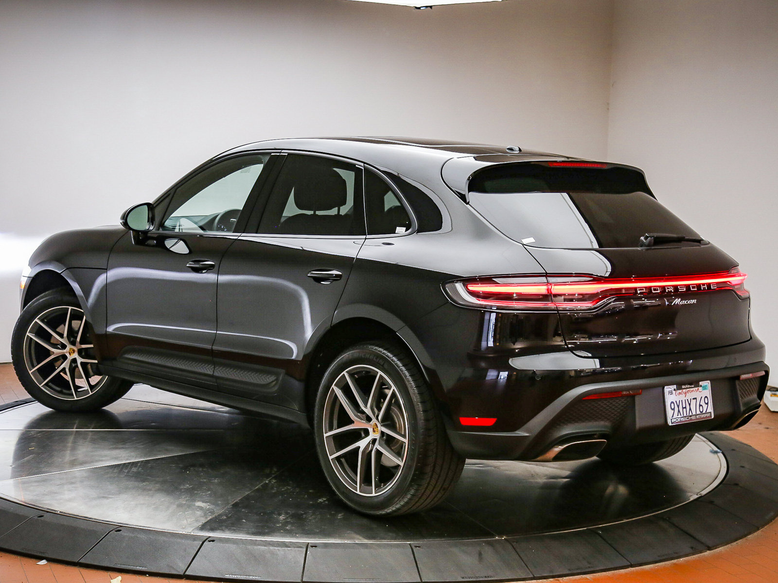 Certified 2026 Porsche Macan AWD/4WD image 6